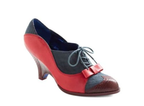 Low heeled shoes with tie