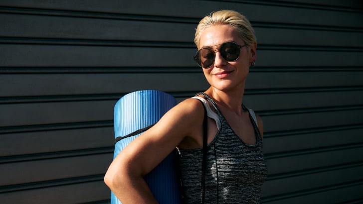 Woman wearing trendy sunglasses outside.