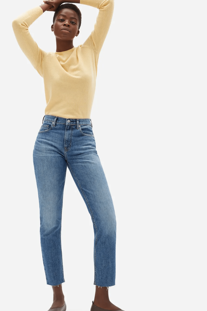 Black woman wearing Everlane cheeky jean to avoid booty gap